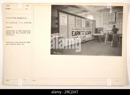 Ein Foto der Druckerei des Publicity Bureau in New York City während des Ersten Weltkriegs. Im Zimmer sind Schilder und Plakate zu sehen. Dieses Bild wurde am 31. Juli 1919 aufgenommen und erhielt die Nummer 61881 vom Fotografen Thomas S.C. Während dieser Zeit war das Publicity Bureau an verschiedenen Aktivitäten zur Rekrutierung von Männern im Alter von 18 bis 40 Jahren für die US-Armee beteiligt. Stockfoto