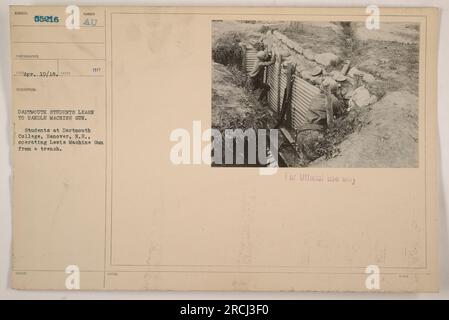 Dartmouth Schüler in Hannover, N.H., wurden ausgebildet im Umgang mit Lewis Maschinengewehren aus einem Graben. Dieses Foto wurde am 19. April 1918 aufgenommen und ist nur für den offiziellen Gebrauch bestimmt.“ Stockfoto