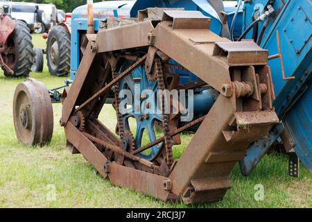 Ein Fordson Rotoped Track System Tractor auf der Neath Steam and Vintage Show Neath und Port Talbot Wales Stockfoto