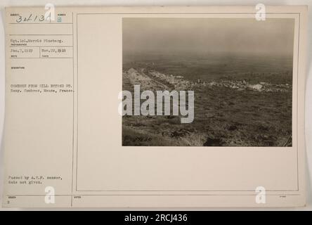 Amerikanische Soldaten, die die Stadt Combres von einem Hügel jenseits von St. Remy in Meuse, Frankreich während des 1. Weltkriegs Foto von Sergeant Morris Fineberg am 22. November 1918. Dieses Foto wurde vom A.E.F.-Zensor genehmigt, genaues Datum unbekannt. Stockfoto