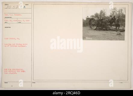 CPL. V.J. Palumbo nahm an einer Lade- und Feuerübung auf einem 8' britischen Haubitzer in Camp Bustis, VA, Teil. Das Foto wurde zwischen dem 11. November 1916 und dem 6. November 1918 aufgenommen und ging am 18. November 1918 ein. Dieses Bild ist nicht zur Veröffentlichung vorgesehen und nur für den offiziellen Gebrauch bestimmt. Insgesamt wurden 3527 Exemplare ausgestellt. Stockfoto