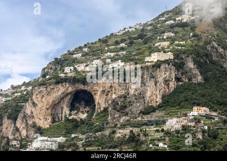 Malerische Küste der Almalfiküste Italien mit Siedlung auf Hügeln und Klippen Stockfoto