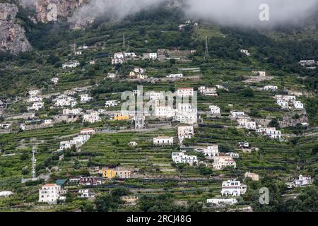 Malerische Küste der Almalfiküste Italien mit Siedlung auf Hügeln und Klippen Stockfoto