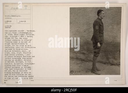 Sgt. 1cl. Ralph J. Stephenson, ein 25-jähriger Soldat aus Co Auf diesem Foto ist ein 107. Feldsignalbataillon zu sehen. Er ist 6 Fuß 2 Zoll groß und wiegt 155 kg. Obwohl ihm aufgrund seines Gewichts zweimal der Eintritt in die Ausbildungslager der Offiziere verweigert wurde, blieb er während des Felddienstes körperlich fit. Geboren in Hillsdale, Michigan, ist er irischer Abstammung. Er ist ein Absolvent der High School, der auch am Armour Technical Institute studierte und Telegraphie von seiner Mutter, die Telefonistin war, lernte. Stephenson meldete sich bei der Michigan National Guard 31. in Detroit an und arbeitete als Telegramm Stockfoto