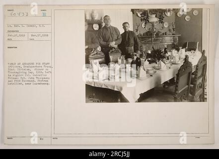 Titel: "Staff Officers of Headquarters troop, 32. Division, anlässlich Thanksgiving Day mit einem Abendessen im Chateau Letellier bei Luxemburg. Abbildung von links nach rechts: Pvt. Marcellus Nelson, Sgt. John Thompson und Fred Rosemund. Foto aufgenommen am 26. November 1918, von LT. R. L. Dewell, S.C. Stockfoto