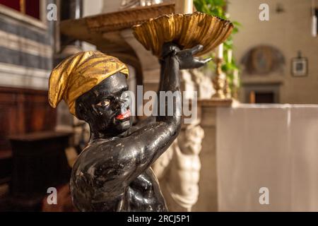 Lucca, Juli 13. 2023: Statue des schwarzen Dieners in der Kirche Chiesa di San Salvatore Stockfoto