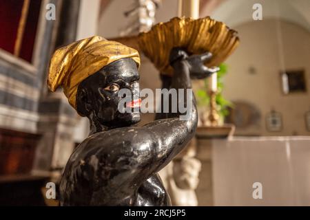 Lucca, Juli 13. 2023: Statue des schwarzen Dieners in der Kirche Chiesa di San Salvatore Stockfoto