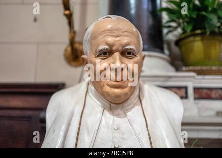 Lucca, Juli 13. 2023: Büste von Papst Johannes Paul II. In der Kirche Chiesa di San Salvatore Stockfoto