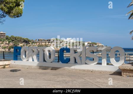 Porto Cristo, Spanien; juli 01 2023: Allgemeiner Blick auf die Promenade der Touristenstadt Porto Cristo im Sommer. Insel Mallorca, Spanien Stockfoto