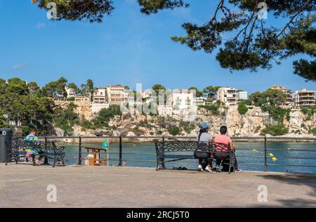 Porto Cristo, Spanien; juli 01 2023: Allgemeiner Blick auf die Promenade der Touristenstadt Porto Cristo im Sommer. Insel Mallorca, Spanien Stockfoto