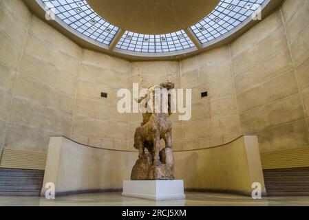 Sterbendes Meisterwerk von Centaur, das die Niederlage des Heidentums repräsentiert, die Halle der Gipse, das Musée Bourdelle, ein Kunstmuseum im alten französischen Studio Stockfoto