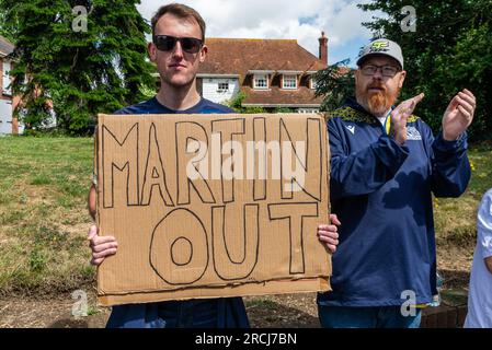 Benfleet, Southend on Sea, Essex, Vereinigtes Königreich. 15. Juli 2023. Ein Protest findet vor dem Haus von Ron Martin statt, Eigentümer des National League Club Southend United. Die Fans machen ihn dafür verantwortlich, dass er nicht in den Verein investiert hat, dass er wiederholt entlassen wurde, dass der Verkauf des Vereins verzögert wurde und dass er befürchtet, dass eine bevorstehende Liquidationsanfrage bei HMRC unbezahlt bleiben und das Überleben des Vereins gefährden könnte. Einige Spieler und Mitarbeiterlöhne sowie Servicekosten wurden seit einiger Zeit nicht bezahlt, und Unterstützer haben einen Härtefonds eingerichtet, um zu helfen. Die Spieler haben kein Training und die Spiele vor der Saison wurden abgesagt. Stockfoto