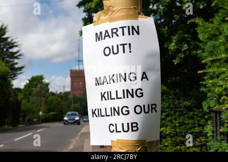 Benfleet, Southend on Sea, Essex, Vereinigtes Königreich. 15. Juli 2023. Ein Protest findet vor dem Haus von Ron Martin statt, Eigentümer des National League Club Southend United. Die Fans machen ihn dafür verantwortlich, dass er nicht in den Verein investiert hat, dass er wiederholt entlassen wurde, dass der Verkauf des Vereins verzögert wurde und dass er befürchtet, dass eine bevorstehende Liquidationsanfrage bei HMRC unbezahlt bleiben und das Überleben des Vereins gefährden könnte. Einige Spieler und Mitarbeiterlöhne sowie Servicekosten wurden seit einiger Zeit nicht bezahlt, und Unterstützer haben einen Härtefonds eingerichtet, um zu helfen. Die Spieler haben kein Training und die Spiele vor der Saison wurden abgesagt. Stockfoto