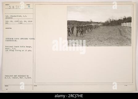 Sgt. Shackelford nimmt am Pistolenwettbewerb für Offiziere des Ordnance Corps am National Guard Rifle Range in Washington, D.C. Teil Das Bild zeigt das erste Relais, das in einer Entfernung von 15 Metern zündet. Das Foto wurde am 24. Oktober 1918 aufgenommen und erhielt es am 29. Oktober 1918. Es wurde zensiert und am 2. November 1918 vom M.I.D. Zensor veröffentlicht. Stockfoto