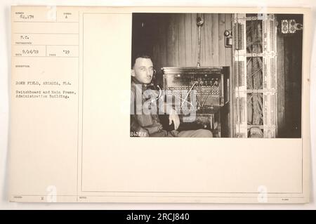 Bild der Telefonzentrale und des Hauptrahmens im Verwaltungsgebäude von Dorr Field in Arcadia, Florida während des Ersten Weltkriegs. Das Foto wurde am 24. September 1919 von einem unbekannten Fotografen aufgenommen. Das Bild ist Teil der Sammlung „Fotos amerikanischer Militäraktivitäten“. Stockfoto