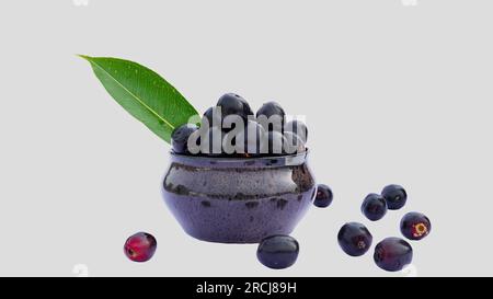 Bio-Jamun oder -Jambolan mit grünen Blättern in einer Keramikschüssel auf weißem Hintergrund. Gesundes Lebensmittelkonzept. Stockfoto