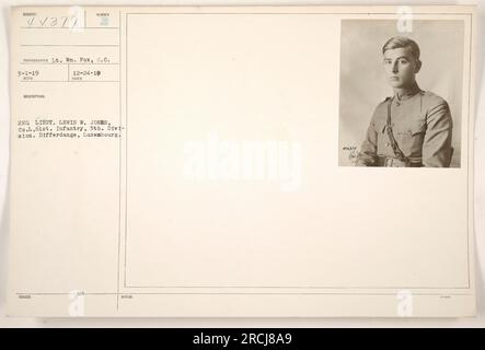 Soldat 2. Lewis W. Jones von der Co L, 61. Infanterie, 5. Division, wird in Differdange, Luxemburg, abgebildet. Das Foto wurde von Lieutenant William Fox am 1. März 1919 aufgenommen. Dieses Bild hat die Identifikationsnummer 111-SC-44379 und wurde am 24. Dezember 1919 ausgestellt. Stockfoto