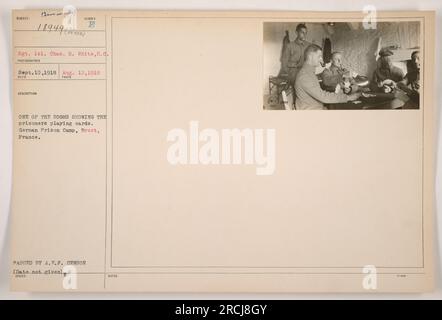 Deutsche Kriegsgefangene spielen Karten in einem der Räume eines deutschen Gefangenenlagers in Brest, Frankreich. Das Foto wurde am 10. September 1918 von Sergeant Charles H. White, einem amerikanischen Militärfotografen, aufgenommen. Dieses Bild wurde vom A.E.F.-Zensor genehmigt und mit der Identifikationsnummer 1894 ausgestellt. Stockfoto