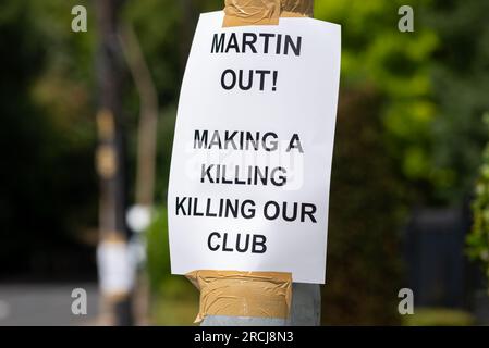 Benfleet, Southend on Sea, Essex, Vereinigtes Königreich. 15. Juli 2023. Ein Protest findet vor dem Haus von Ron Martin statt, Eigentümer des National League Club Southend United. Die Fans machen ihn dafür verantwortlich, dass er nicht in den Verein investiert hat, dass er wiederholt entlassen wurde, dass der Verkauf des Vereins verzögert wurde und dass er befürchtet, dass eine bevorstehende Liquidationsanfrage bei HMRC unbezahlt bleiben und das Überleben des Vereins gefährden könnte. Einige Spieler und Mitarbeiterlöhne sowie Servicekosten wurden seit einiger Zeit nicht bezahlt, und Unterstützer haben einen Härtefonds eingerichtet, um zu helfen. Die Spieler haben kein Training und die Spiele vor der Saison wurden abgesagt Stockfoto