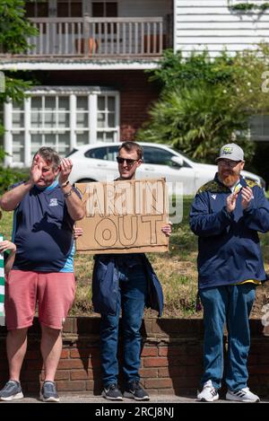 Benfleet, Southend on Sea, Essex, Vereinigtes Königreich. 15. Juli 2023. Ein Protest findet vor dem Haus von Ron Martin statt, Eigentümer des National League Club Southend United. Die Fans machen ihn dafür verantwortlich, dass er nicht in den Verein investiert hat, dass er wiederholt entlassen wurde, dass der Verkauf des Vereins verzögert wurde und dass er befürchtet, dass eine bevorstehende Liquidationsanfrage bei HMRC unbezahlt bleiben und das Überleben des Vereins gefährden könnte. Einige Spieler und Mitarbeiterlöhne sowie Servicekosten wurden seit einiger Zeit nicht bezahlt, und Unterstützer haben einen Härtefonds eingerichtet, um zu helfen. Die Spieler haben kein Training und die Spiele vor der Saison wurden abgesagt Stockfoto