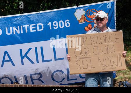 Benfleet, Southend on Sea, Essex, Vereinigtes Königreich. 15. Juli 2023. Ein Protest findet vor dem Haus von Ron Martin statt, Eigentümer des National League Club Southend United. Die Fans machen ihn dafür verantwortlich, dass er nicht in den Verein investiert hat, dass er wiederholt entlassen wurde, dass der Verkauf des Vereins verzögert wurde und dass er befürchtet, dass eine bevorstehende Liquidationsanfrage bei HMRC unbezahlt bleiben und das Überleben des Vereins gefährden könnte. Einige Spieler und Mitarbeiterlöhne sowie Servicekosten wurden seit einiger Zeit nicht bezahlt, und Unterstützer haben einen Härtefonds eingerichtet, um zu helfen. Die Spieler haben kein Training und die Spiele vor der Saison wurden abgesagt Stockfoto