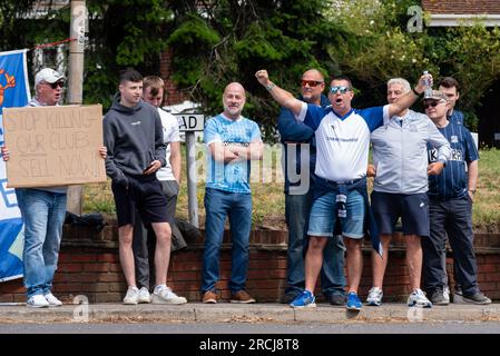 Benfleet, Southend on Sea, Essex, Vereinigtes Königreich. 15. Juli 2023. Ein Protest findet vor dem Haus von Ron Martin statt, Eigentümer des National League Club Southend United. Die Fans machen ihn dafür verantwortlich, dass er nicht in den Verein investiert hat, dass er wiederholt entlassen wurde, dass der Verkauf des Vereins verzögert wurde und dass er befürchtet, dass eine bevorstehende Liquidationsanfrage bei HMRC unbezahlt bleiben und das Überleben des Vereins gefährden könnte. Einige Spieler und Mitarbeiterlöhne sowie Servicekosten wurden seit einiger Zeit nicht bezahlt, und Unterstützer haben einen Härtefonds eingerichtet, um zu helfen. Die Spieler haben kein Training und die Spiele vor der Saison wurden abgesagt Stockfoto