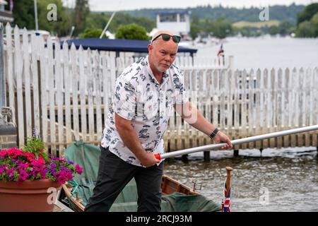 Henley-on-Thames, Oxfordshire, Großbritannien. 27. Juni 2023. Die Bürgerwissenschaftler Dave und Jacqui Wallace, die im Auftrag der Henley River Action Group arbeiteten, haben heute am ersten Tag der Henley Royal Regatta-Woche Tests zur Wasserverschmutzung in der Themse in Henley durchgeführt. Die Ergebnisse der heutigen Tests fanden sowohl hohe Phosphat- als auch Nitratwerte, was bedeutet, dass die Themse nährstoffangereichert war und sich in einem sehr schlechten Zustand befand. Was wie ein Fatberg aussah, schwebte auch in der Themse. Environmental Charity River Action besagte, dass die Konzentrationen von E. coli-Bakterien und intestinalen Enterokokken auf 20t erhöht wurden Stockfoto