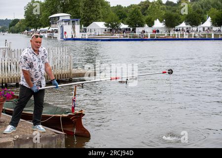 Henley-on-Thames, Oxfordshire, Großbritannien. 27. Juni 2023. Die Bürgerwissenschaftler Dave und Jacqui Wallace, die im Auftrag der Henley River Action Group arbeiteten, haben heute am ersten Tag der Henley Royal Regatta-Woche Tests zur Wasserverschmutzung in der Themse in Henley durchgeführt. Die Ergebnisse der heutigen Tests fanden sowohl hohe Phosphat- als auch Nitratwerte, was bedeutet, dass die Themse nährstoffangereichert war und sich in einem sehr schlechten Zustand befand. Was wie ein Fatberg aussah, schwebte auch in der Themse. Environmental Charity River Action besagte, dass die Konzentrationen von E. coli-Bakterien und intestinalen Enterokokken auf 20t erhöht wurden Stockfoto