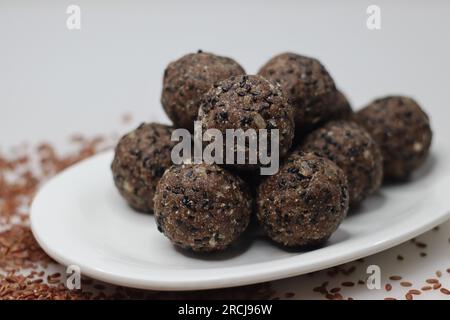 Navara bis laddu. Süße Kugel aus geröstetem und gemahlenem navara-Reis, gerösteten Sesamsamen, Ziegenfleisch und geriebener Kokosnuss mit Kardamomgeschmack. Gesund Stockfoto