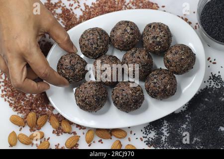 Navara bis laddu. Süße Kugel aus geröstetem und gemahlenem navara-Reis, gerösteten Sesamsamen, Ziegenfleisch und geriebener Kokosnuss mit Kardamomgeschmack. Gesund Stockfoto