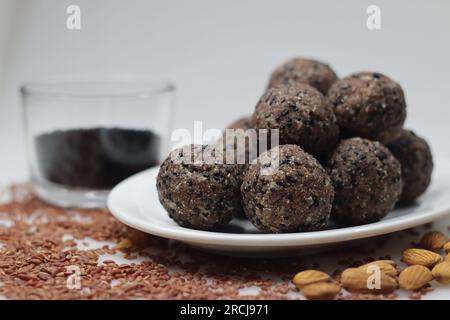 Navara bis laddu. Süße Kugel aus geröstetem und gemahlenem navara-Reis, gerösteten Sesamsamen, Ziegenfleisch und geriebener Kokosnuss mit Kardamomgeschmack. Gesund Stockfoto