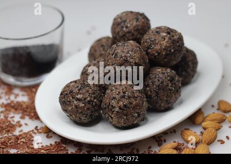 Navara bis laddu. Süße Kugel aus geröstetem und gemahlenem navara-Reis, gerösteten Sesamsamen, Ziegenfleisch und geriebener Kokosnuss mit Kardamomgeschmack. Gesund Stockfoto