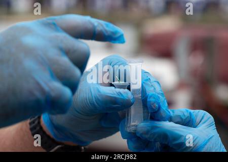 Henley-on-Thames, Oxfordshire, Großbritannien. 27. Juni 2023. Die Bürgerwissenschaftler Dave und Jacqui Wallace, die im Auftrag der Henley River Action Group arbeiteten, haben heute am ersten Tag der Henley Royal Regatta-Woche Tests zur Wasserverschmutzung in der Themse in Henley durchgeführt. Die Ergebnisse der heutigen Tests fanden sowohl hohe Phosphat- als auch Nitratwerte, was bedeutet, dass die Themse nährstoffangereichert war und sich in einem sehr schlechten Zustand befand. Was wie ein Fatberg aussah, schwebte auch in der Themse. Environmental Charity River Action besagte, dass die Konzentrationen von E. coli-Bakterien und intestinalen Enterokokken auf 20t erhöht wurden Stockfoto