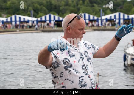 Henley-on-Thames, Oxfordshire, Großbritannien. 27. Juni 2023. Die Bürgerwissenschaftler Dave und Jacqui Wallace, die im Auftrag der Henley River Action Group arbeiteten, haben heute am ersten Tag der Henley Royal Regatta-Woche Tests zur Wasserverschmutzung in der Themse in Henley durchgeführt. Die Ergebnisse der heutigen Tests fanden sowohl hohe Phosphat- als auch Nitratwerte, was bedeutet, dass die Themse nährstoffangereichert war und sich in einem sehr schlechten Zustand befand. Was wie ein Fatberg aussah, schwebte auch in der Themse. Environmental Charity River Action besagte, dass die Konzentrationen von E. coli-Bakterien und intestinalen Enterokokken auf 20t erhöht wurden Stockfoto