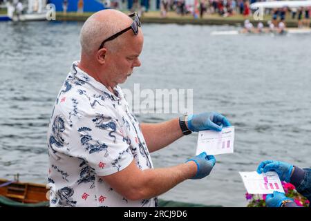 Henley-on-Thames, Oxfordshire, Großbritannien. 27. Juni 2023. Die Bürgerwissenschaftler Dave und Jacqui Wallace, die im Auftrag der Henley River Action Group arbeiteten, haben heute am ersten Tag der Henley Royal Regatta-Woche Tests zur Wasserverschmutzung in der Themse in Henley durchgeführt. Die Ergebnisse der heutigen Tests fanden sowohl hohe Phosphat- als auch Nitratwerte, was bedeutet, dass die Themse nährstoffangereichert war und sich in einem sehr schlechten Zustand befand. Was wie ein Fatberg aussah, schwebte auch in der Themse. Environmental Charity River Action besagte, dass die Konzentrationen von E. coli-Bakterien und intestinalen Enterokokken auf 20t erhöht wurden Stockfoto