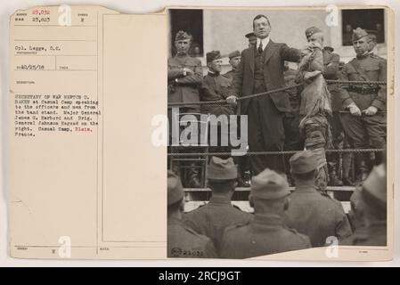 Kriegsminister Newton D. Baker spricht mit Offizieren und Männern im Casual Camp in Bleis, Frankreich. Generalmajor James O. Harbord und Brigg. General Johnson Hagood ist auf der rechten Seite zu sehen. Ein Foto von CPL. Legge. Stockfoto