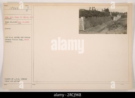 Sergeant 1. Klasse Charles H. White vom Service Corps ist auf diesem Foto zu sehen, aufgenommen am 12. August 1918. Das Bild zeigt einen Trockengraben um ein deutsches Gefängnislager in Brest, Frankreich während des Ersten Weltkriegs Das Foto ging am 10. September 1918 ein und wurde vom A.E.P. Censor herausgegeben. Stockfoto