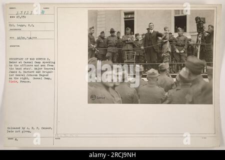 Kriegsminister Newton D. Baker spricht während des 1. Weltkriegs an Offiziere und Männer im Casual Camp in Blois, Frankreich Er spricht vom Band-Stand aus, mit Major General James G. Harbord und Brigadegeneral Johnson Hagood auf der rechten Seite. Veröffentlicht von A.E.F. Zensor, Datum unbekannt. Stockfoto