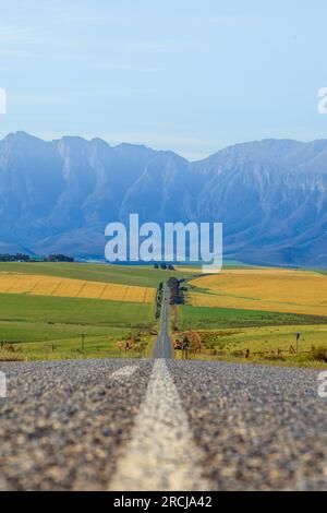 Foto einer Landstraße vom Boden aus während des Tages am blauen Himmel in Südafrika im September 2013 Stockfoto