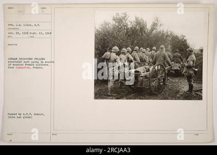 Deutsche Gefangene, die auf der Suche nach verwundeten französischen Soldaten in Donmartin, Frankreich, eine Trage ziehen. Foto aufgenommen am 13. September 1918 von Pvt. J.M. Liles, S.C. Bild Nummer 23451 aus der Sammlung „Fotos amerikanischer Militäraktivitäten während des Ersten Weltkriegs“. Stockfoto