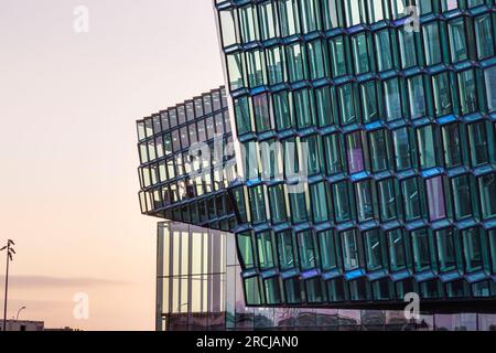 Nahaufnahme der modernen Glasfassade der Harpa Concert Hall in Reykjavik Stockfoto