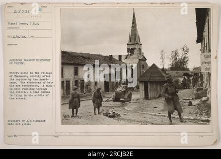 Amerikanische Soldaten in Exermont, Frankreich, im Ersten Weltkrieg Das Dorf wurde vor kurzem von den Amerikanern eingenommen, und die Zeichen der Schlacht sind auffällig. Auf diesem Foto ist ein Panzer zu sehen, der sich durch die Straße bewegt, während ein toter deutscher Soldat mitten auf der Straße liegt. Stockfoto