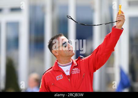 RAF Fairford, Gloucestershire, Vereinigtes Königreich. 15. Juli 2023 Red Arrows Red 10, Geschwaderführer Graeme Muscat, überprüft die Windbedingungen während der Royal International Air Tattoo auf der RAF Fairford, Gloucestershire am Samstag, den 15. Juli 2023. (Foto: Jon Hobley | MI News) Guthaben: MI News & Sport /Alamy Live News Stockfoto