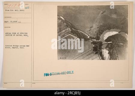 Luftaufnahme eines Außenabschnitts von Dayton, Ohio, aufgenommen am 13. September 1918. Das Foto zeigt eine überdachte Brücke, die den Mad River überquert. Dieses Bild stammt aus der Sammlung der Direktion für Militärluftfahrt und ist mit der Beschreibungsnummer 19198 beschriftet. Es war mit "nur zur offiziellen Verwendung" gekennzeichnet. Stockfoto