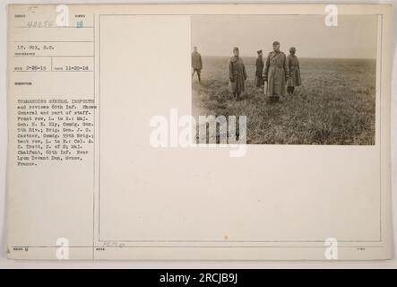 General H. E. Ely inspiziert und überprüft die 60. Infanterie. Das Foto zeigt General Ely und einen Teil seines Stabes, zusammen mit Major General J. C. Castner und Oberst A. C. Trott. Das Foto wurde am 20. November 1918 in der Nähe von Lyon Devant Dun, Mause, Frankreich, aufgenommen. Stockfoto