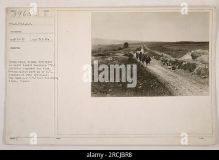 Gefreiter K. Polk vom 302. Feldsignalbataillon, am 3. September 1918 fotografiert. Das Foto zeigt das Bataillon, das in Richtung Vauxcere in Frankreich marschiert. Die 77. Division bestand aus Männern aus dem Metropolitan-Teil von New York und wurde in Camp Upton, Long Island, New York, ausgebildet. Das Foto befindet sich in der Nähe von Bazoches, Aisne, Frankreich. Stockfoto