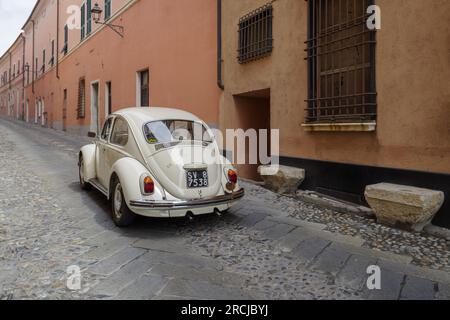 Volkswagen Beetle-Oldtimer, der während einer Razzia von Oldtimern auf der Straße unterwegs ist Stockfoto