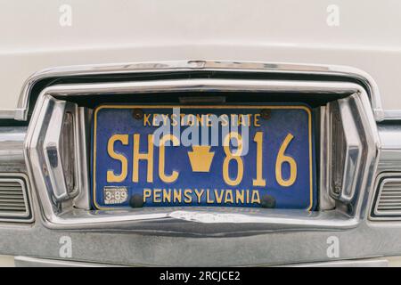 Nahaufnahme des Pennsylvania Nummernschilds auf einem Cadillac-Oldtimer, der während der Razzia von Oldtimern in einer Straße geparkt wurde Stockfoto