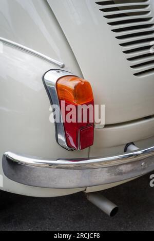 Nahaufnahme eines FIAT 500 Classic Autos, das in einer Straße geparkt ist Stockfoto