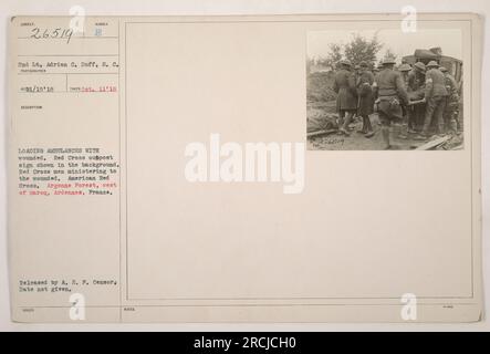 Titel: '2. Lieutenant Adrian C. Duff, S.C., überwacht das Verladen von verwundeten Soldaten in Krankenwagen an einem Außenposten im Argonne-Wald, westlich von Mareq, Ardennen, Frankreich. Das amerikanische Rote Kreuz-Personal kann im Hintergrund gesehen werden, wie es sich um Verwundete kümmert. Foto, aufgenommen im Oktober 1918 während des Ersten Weltkriegs. Stockfoto